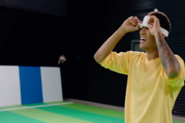 VIDEO: Neymar, intentando jugar con los ojos vendados