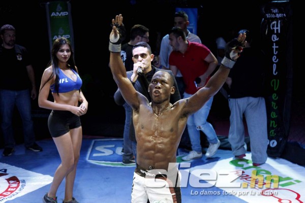 Vibrantes peleas en novena edición HFL de artes marciales mixtas en Expocentro