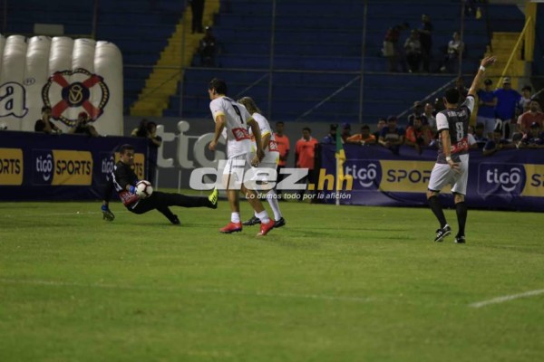 Fuegos artificiales, golazos y mucha alegría: Los mejores flashazos del Duelo de Leyendas en Honduras