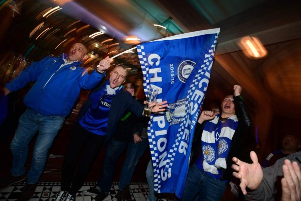 Así celebran los aficionados del Leicester City su primer título de la Premier League