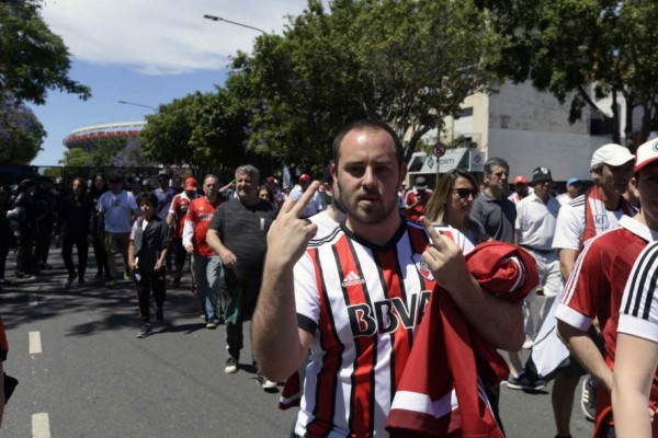 Fotos: La frustración de los hinchas en el Monumental tras la postergación de la final