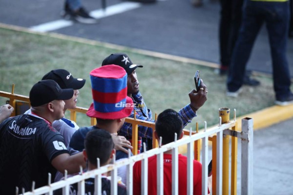 Dos jugadores de otros equipos llegaron a apoyar a Olimpia y el abrazo de Trogio y Vargas