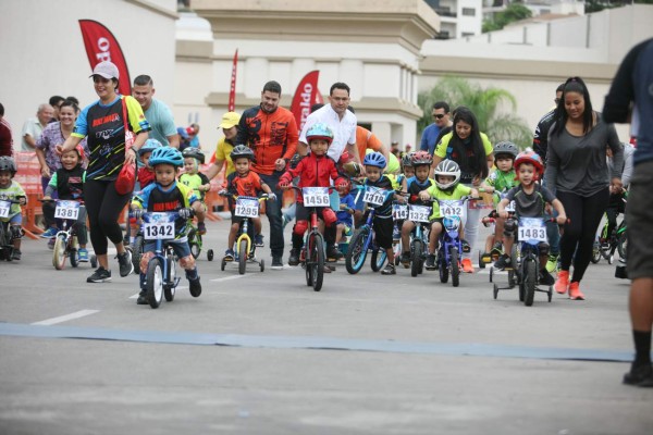 Niños engalaron el comienzo de la Vuelta Ciclística de El Heraldo