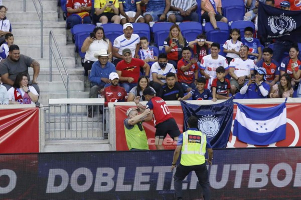 No se vio por TV: Peleas, arrestos, el espontáneo, el 'colado' en celebración de Motagua y la belleza de Elexa Bahr