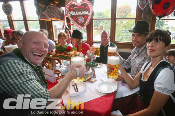 Guardiola aprovechó la ocasión para celebrar con las enormes jarras de Cerveza.