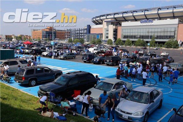 Los aficionados hondureños en el Gillette Stadium de Boston
