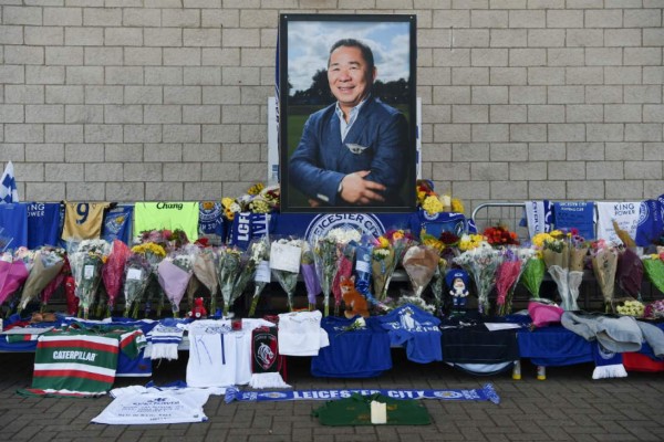 Jugadores del Leicester le rindieron tributo a su presidente en el King Power Stadium