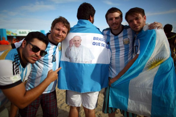 Alemanes y argentinos ya viven su fiesta previo a la final del Mundial.