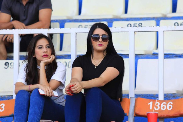 ¡LINDURAS! Los clásicos en Honduras se llenaron de mujeres preciosas
