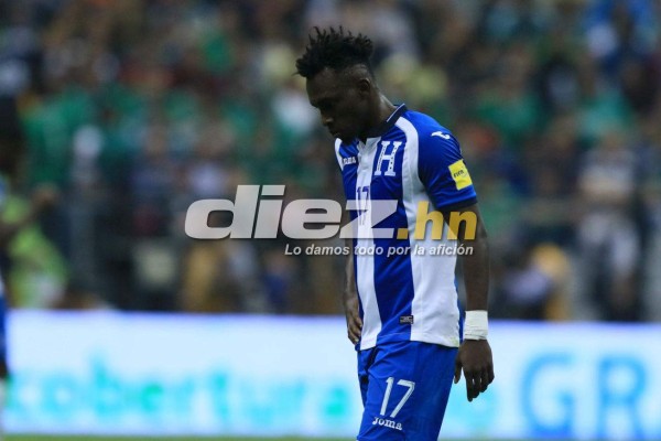 Mientras unos jugadores de Honduras sufrían, otro cambiaba camisa