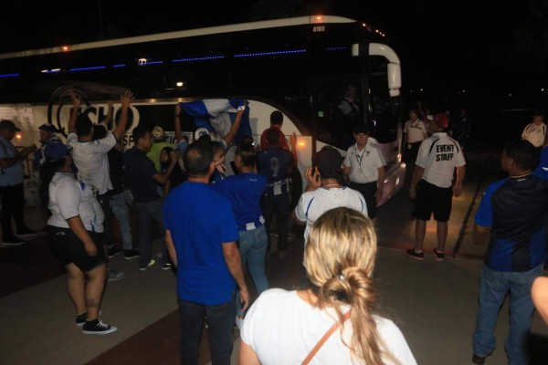 Lo que no se vio en TV: Espectacular despedida en Texas y le quitaron la camisa de Elis a un hincha