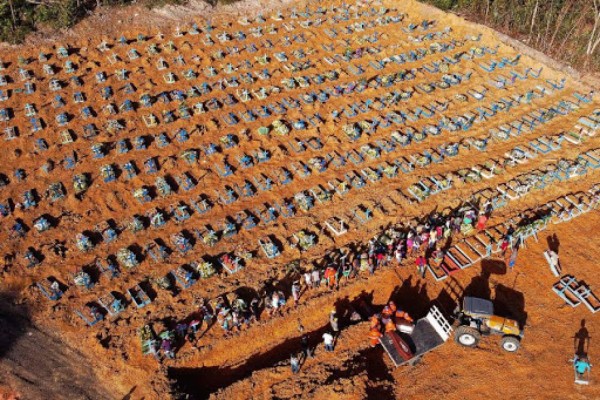 Talan bosque tropical en Manaos, Brasil para abrir cientos de tumbas por muertes de coronavirus