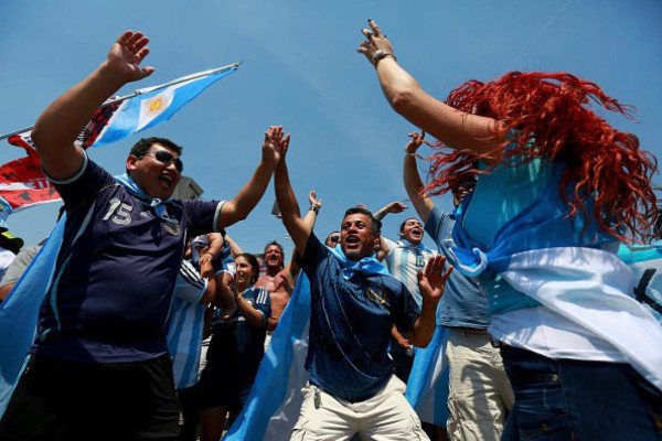 ¡Ambiente espectacular! de argentinos y chilenos previo a la final de la Copa América