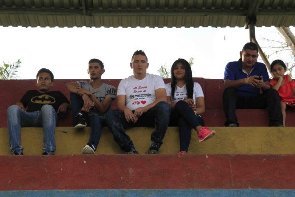 ¡Qué curioso! Venta de boletos, gradas de madera, camerinos de cemento... así es el ascenso en Honduras