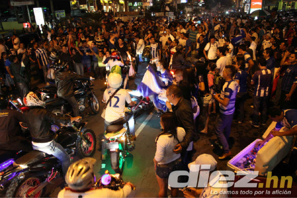 Hondureños celebrando clasificación al Mundial