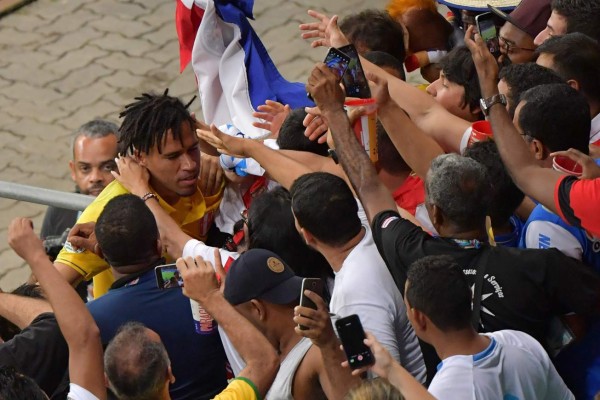 NO VISTE EN TV: Suárez llora y el 'besote' de Paolo Guerrero en el Perú-Uruguay