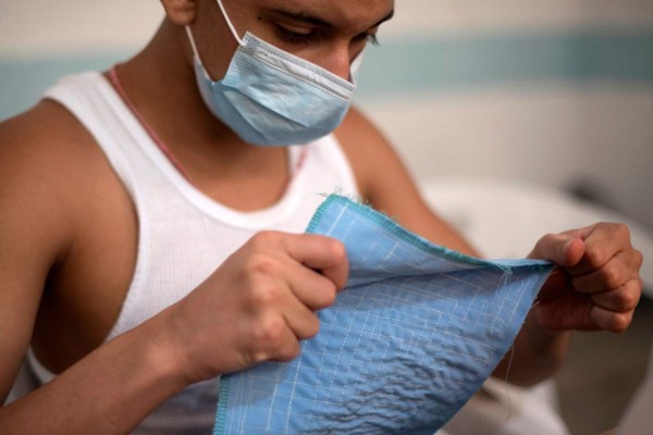 Ex mareros hacen mascarillas en Guatemala para prevenir el coronavirus: 'Ahora quisiera enmendar mis errores'