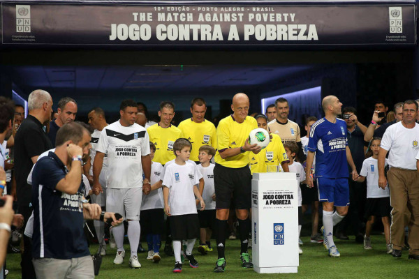 Espectacular gol de Zidane en juego benéfico en Brasil