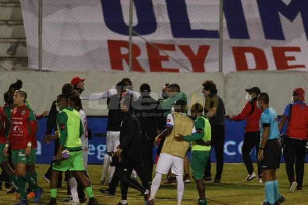 La bronca de Troglio y zafarrancho de Olimpia ante Marathón en el Nacional: ¡botellazo a Techera!