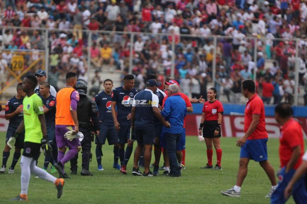 No viste en TV: Bronca de Caballero-Keosseián, presión a Pastrana e intercambio de camisas