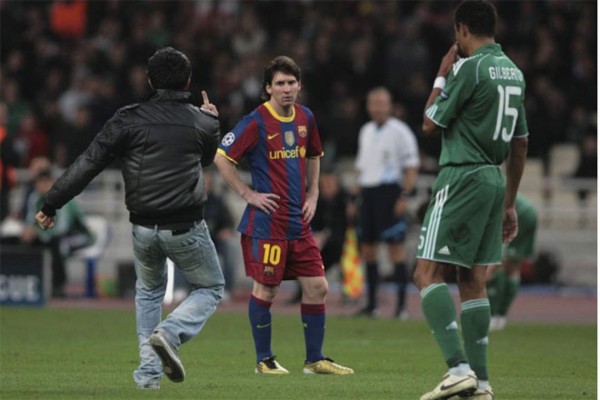 FOTOS: Los espontáneos más recordados que se han metido a la cancha por Messi