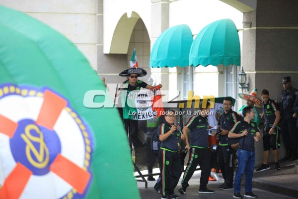 EN FOTOS: Chicharito Hernández causó furor en la llegada de México a San Pedro Sula