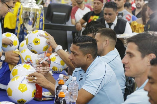 Dos chicas hermosas: Afición del Motagua acuerpa a su equipo previo al clásico ante Olimpia