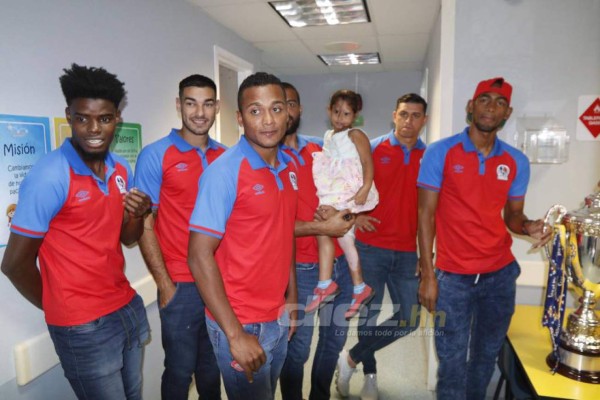 Detalles y abrazos: Olimpia transforma un día gris a colores en su visita a Hospital Infantil María