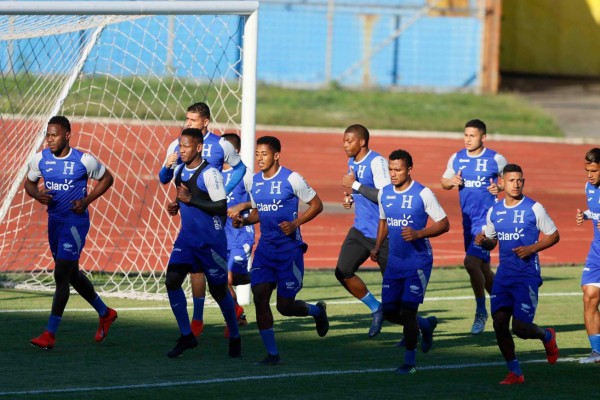 Roy Posas: 'Yo hubiese llamado a Donis Escober aunque no sea titular'