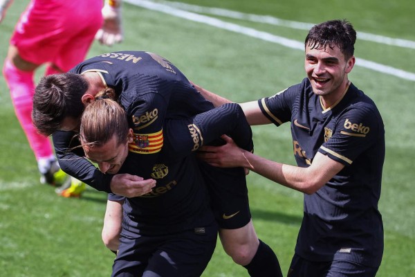 En fotos: Entrada brutal a Messi en el Villarreal-Barcelona que dio el susto tras sus quejas de dolor