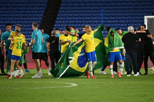 No se vio en TV: La emotiva imagen de Dani Alves, el llanto de los españoles y el festejo de Brasil