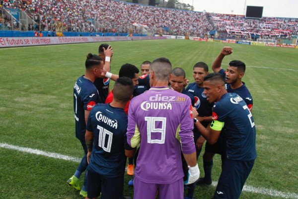 No viste en TV: Bronca de Caballero-Keosseián, presión a Pastrana e intercambio de camisas