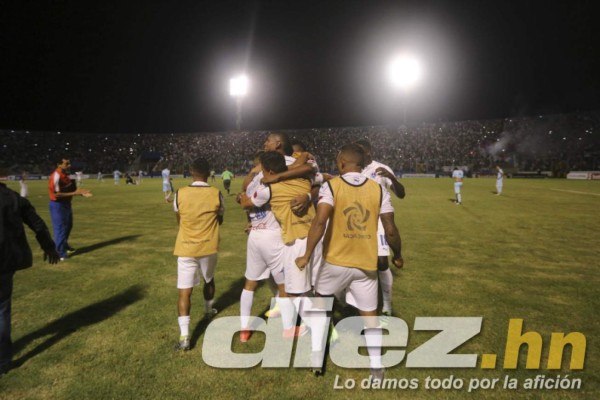 NO VISTE EN TV: El festejo del Olimpia y la bengala en el césped&nbsp;&nbsp;