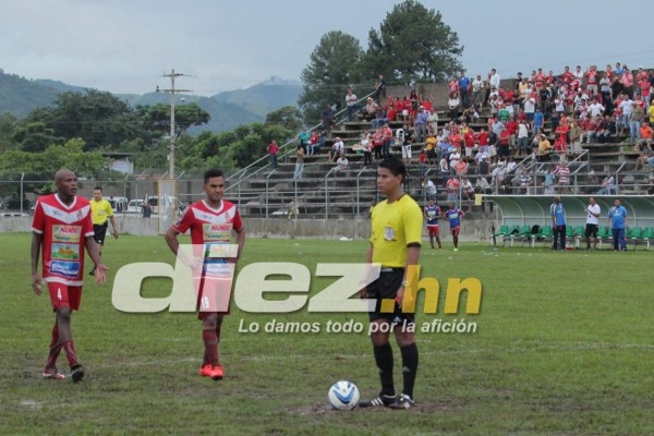 Polémica por nalgadas de Junior Morales a Henry Martínez
