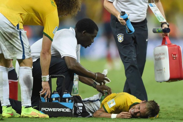 La trágica lesión de Neymar en imágenes.