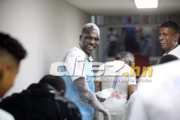 ¡Qué bromita! Jugadores del Olimpia bañan de huevo y harina a Estupiñán&nbsp;&nbsp;