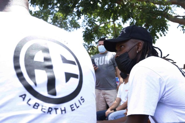 ¡Gorras, camisetas y más! Los futbolistas hondureños que han hecho de su nombre una marca