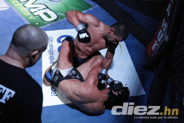 Vibrantes peleas en novena edición HFL de artes marciales mixtas en Expocentro