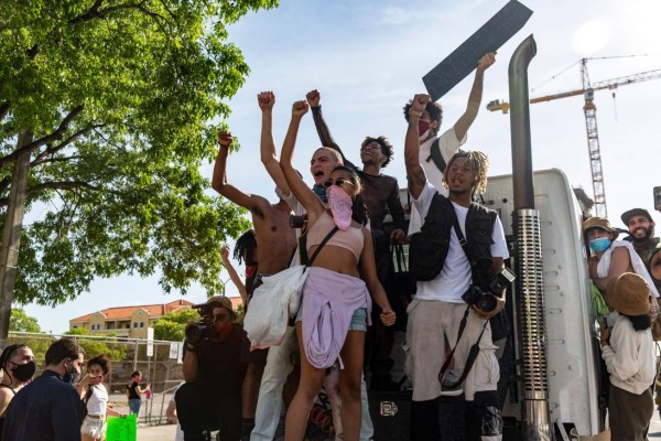 Terror en Minneapolis: Policía ataca con gas lacrimógeno y balas de goma a los protestantes