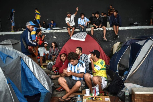 ARGENTINOS INVADEN RÍO DE JANEIRO Y ESPERAN LA FINAL DEL MUNDIAL