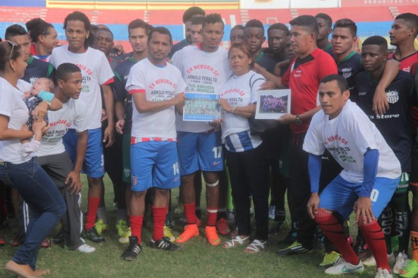 FOTOS: Arnold Peralta vivirá por siempre en el corazón del Murcia y del Vida