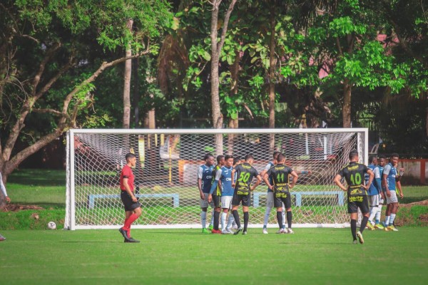 ¡Una mesa de billar! Es considerada como una de las mejores canchas de grama natural en San Pedro Sula