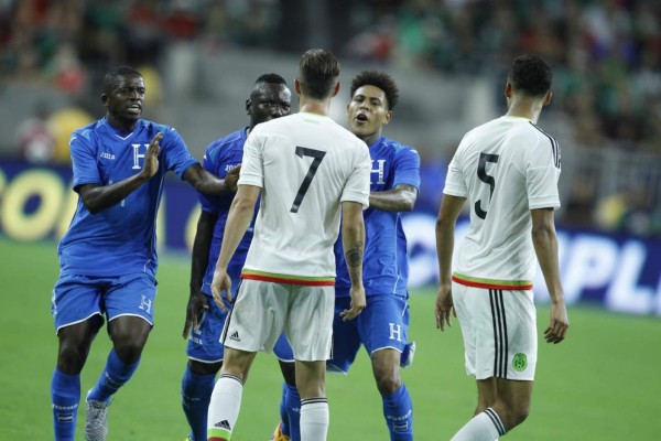 Las fotos polémicas que nos han dejado los choques México-Honduras