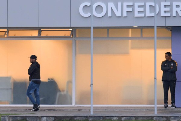 Neymar visitó a sus compañeros la concentración de Brasil.