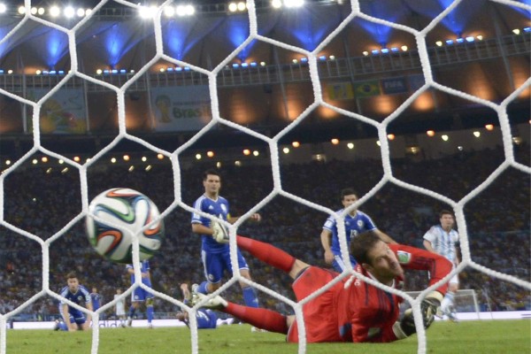 Messi saca su garra: Argentina gana 2-1 a Bosnia.