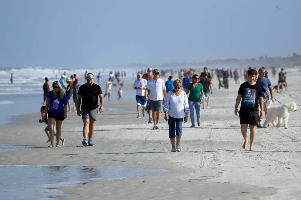 Playas de Florida son abiertas y se aglomera la gente en pleno brote de coronavirus