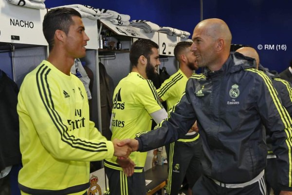 FOTOGALERÍA: Más de cinco mil aficionados ovacionaron a Zidane