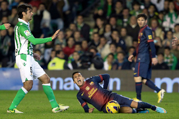 Barcelona vence 2-1 al Betis y Messi hace historia