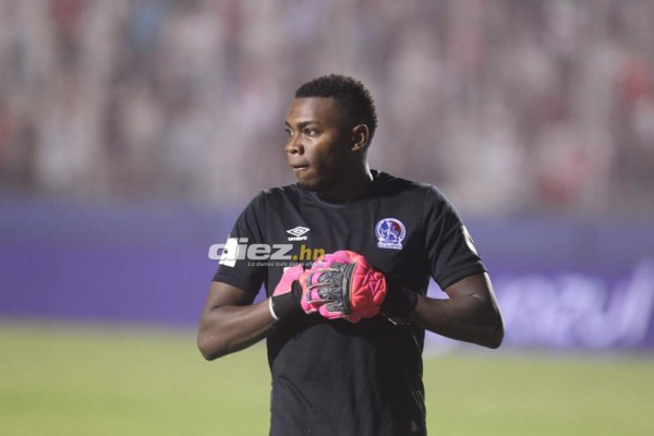 No viste en TV: Bronca, expulsiones y bengalas en el Olimpia-Marathón