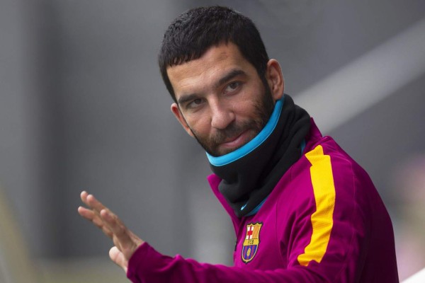 Los 15 futbolistas que aún pueden cambiar de equipo en este mercado de fichajes